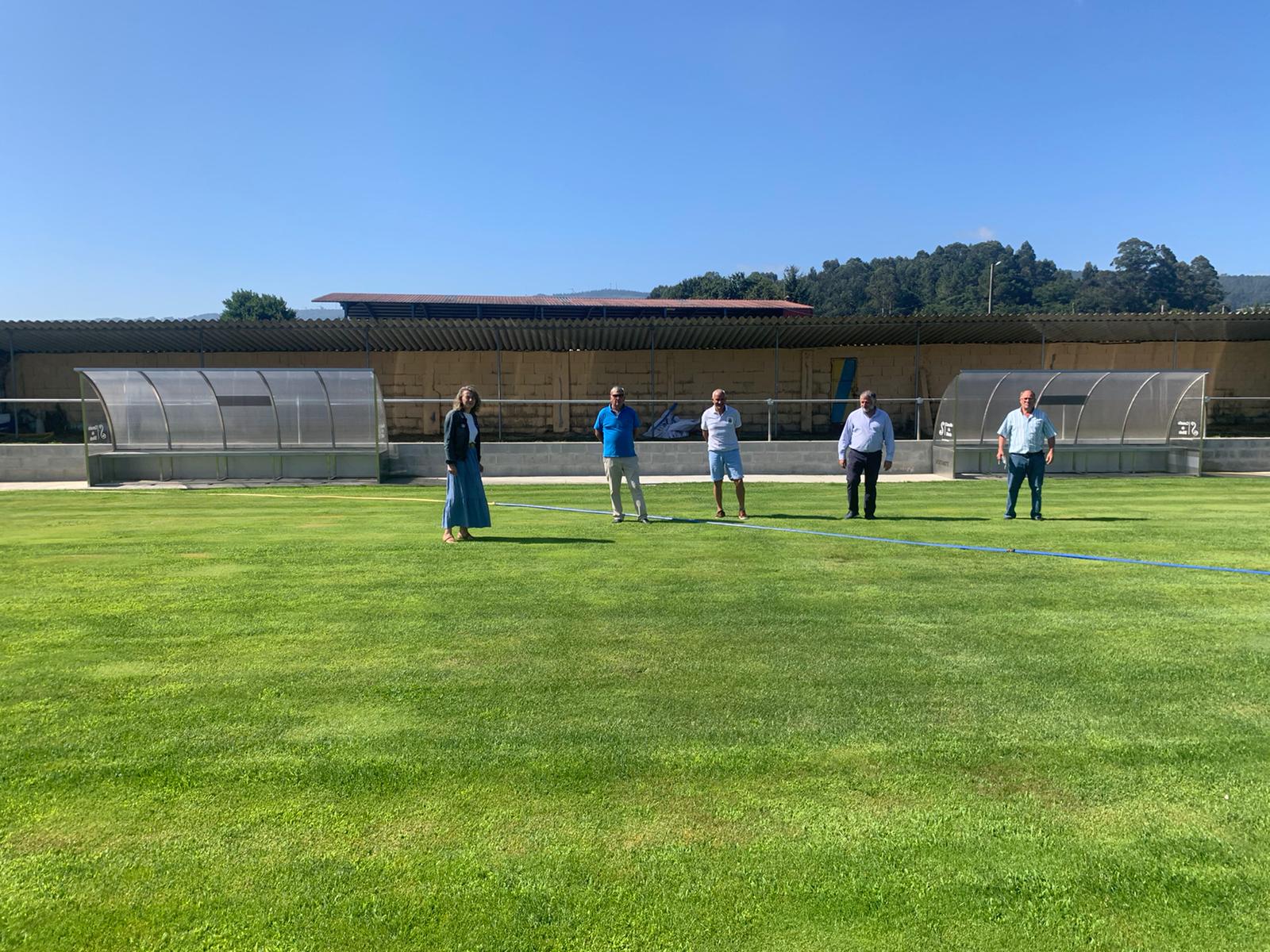 O Concello de Silleda remata a obra para a instalación de novos banquillos no campo de fútbol de Mularedos, en Lamela