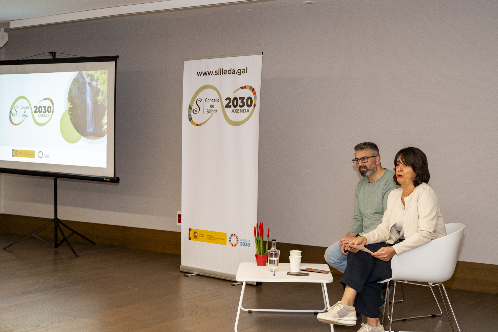 Arturo González (esquerda), de Quadernas, presentado a metodoloxía da Axenda 2030