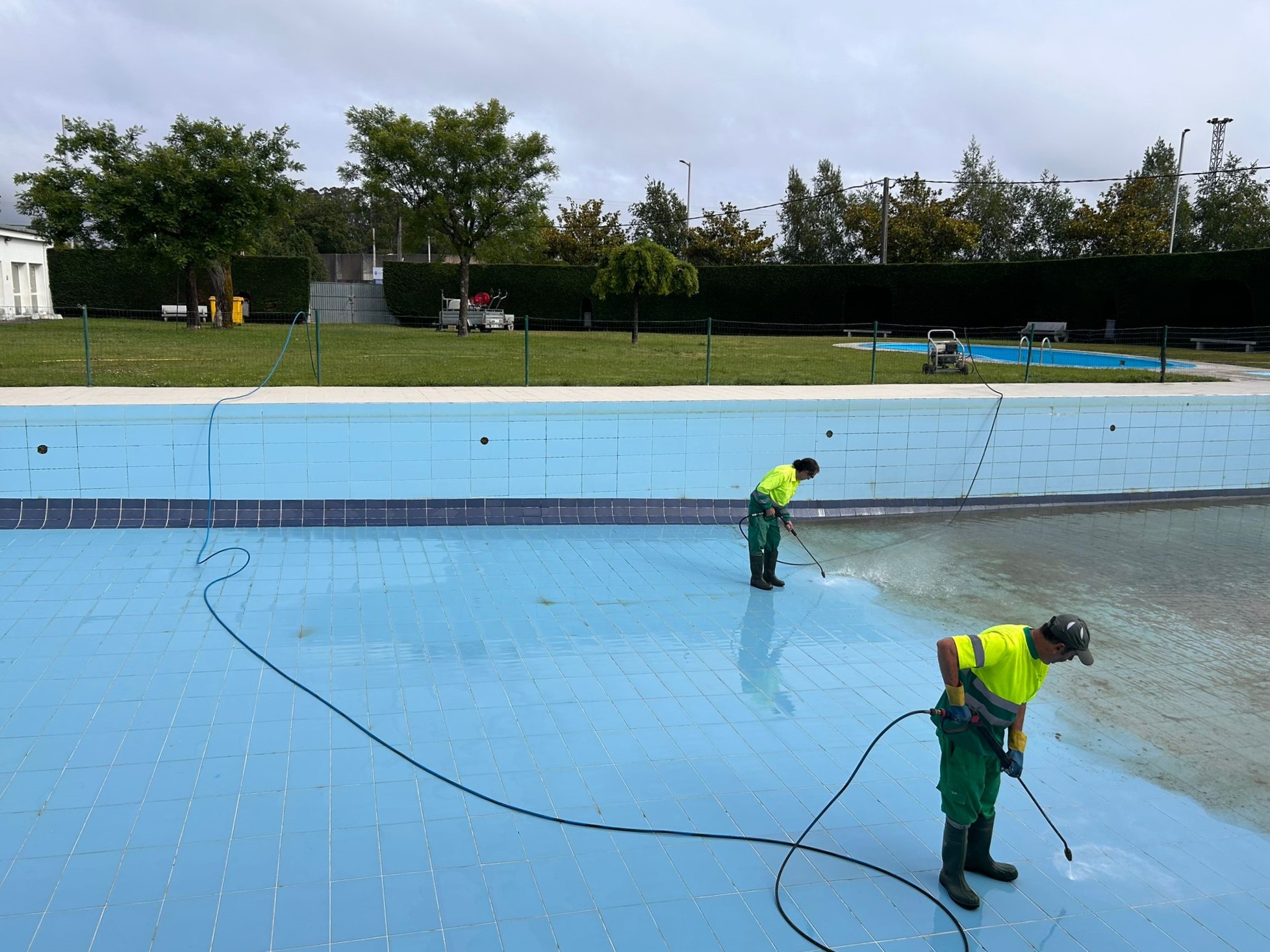 Traballos de posta a punto nas piscinas municipais