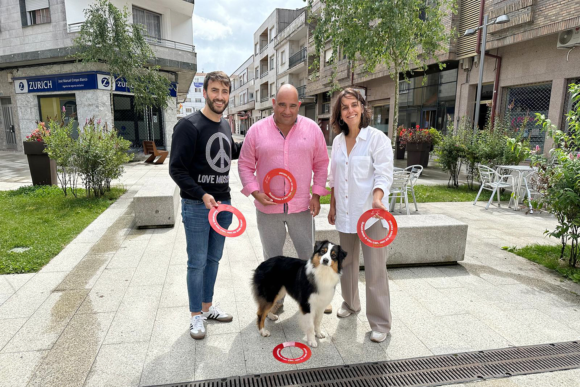 Discos vermellos en Silleda para animar a poboación a recoller os excrementos dos cans