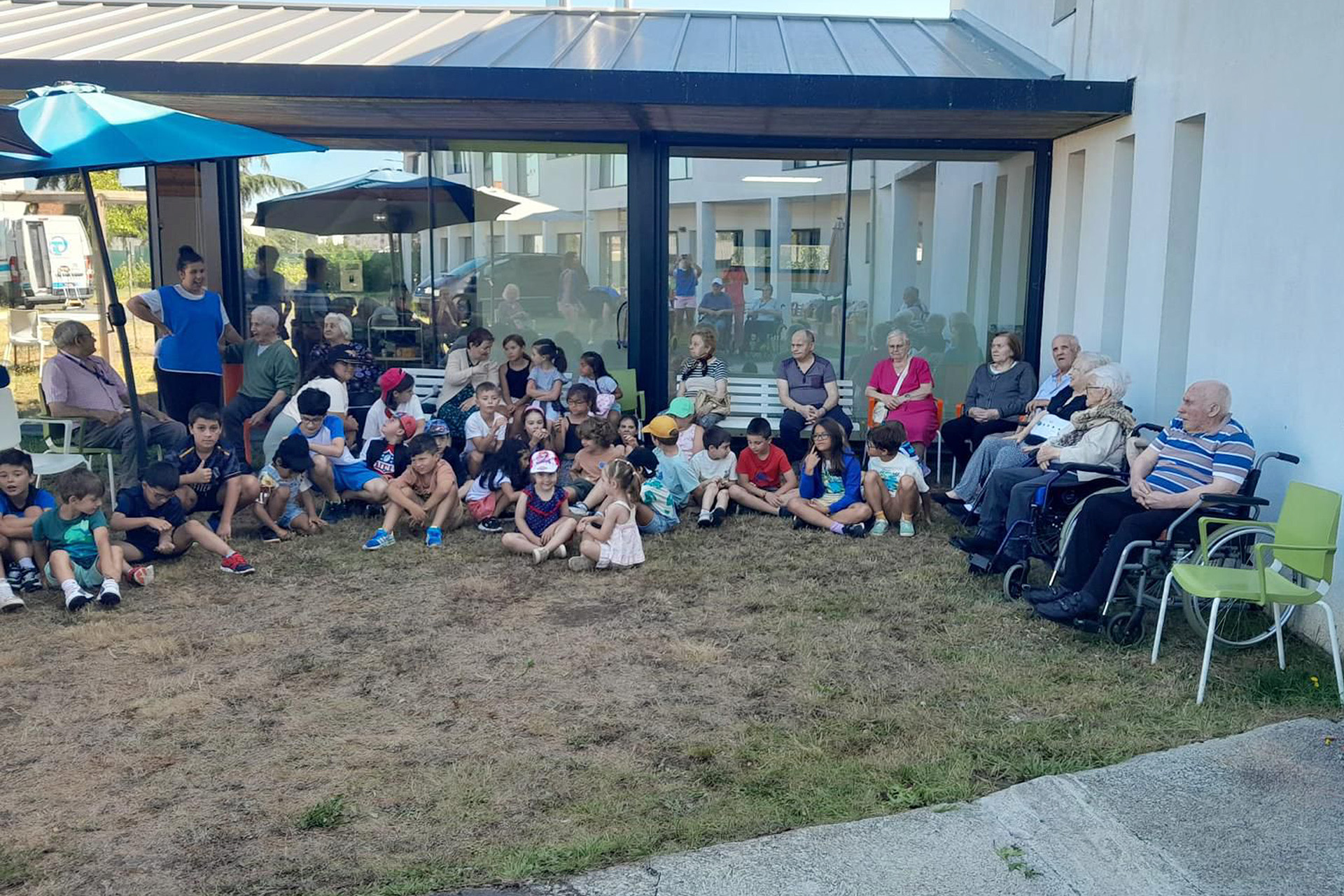 Nova visita do campamento de verán á residencia de maiores de Silleda, no marco do programa interxeracional