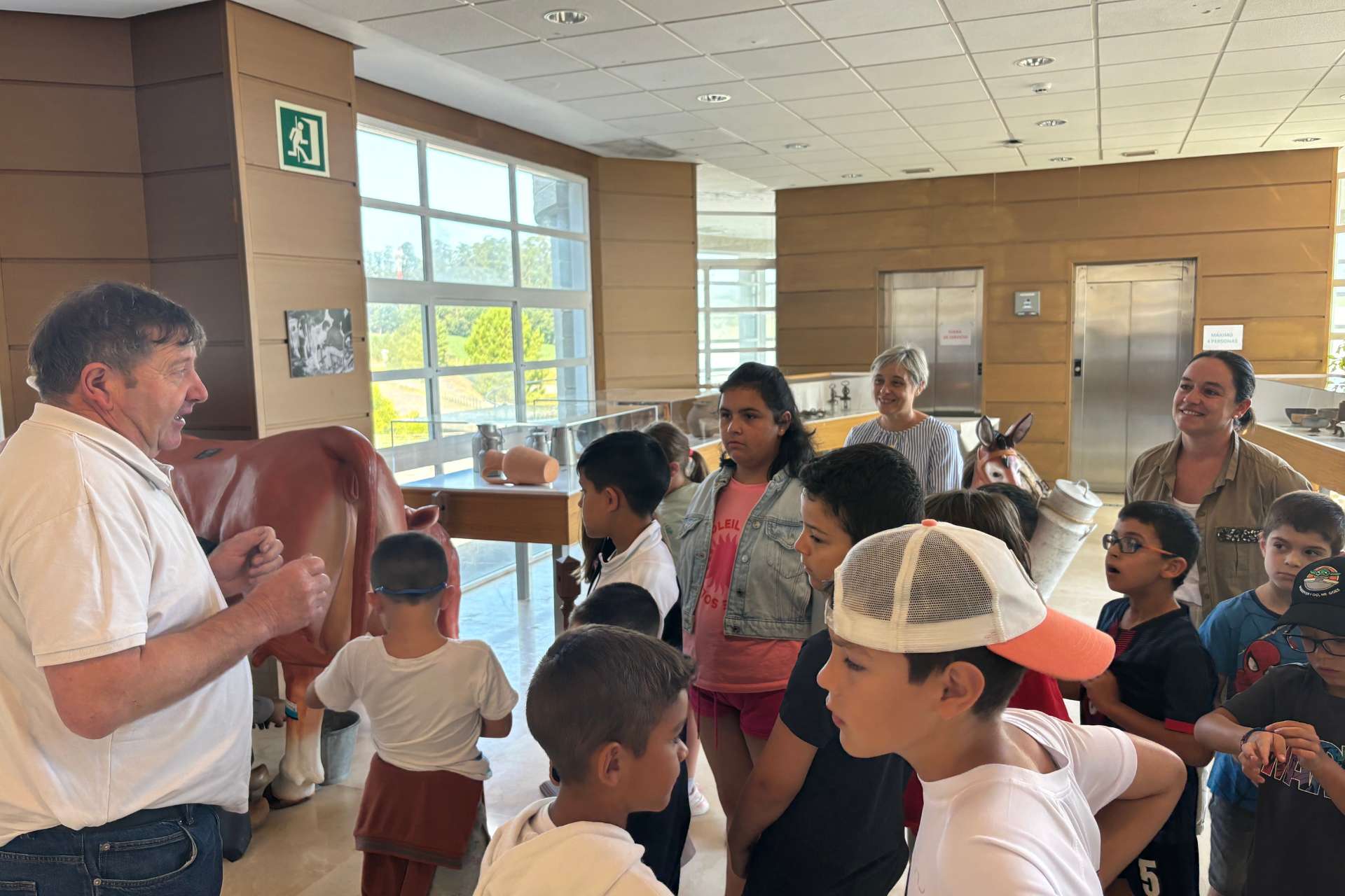 A cativada que participa no campamento de verán do Servizo Lúdico Educativo visita o Museo do campo e da mecanización