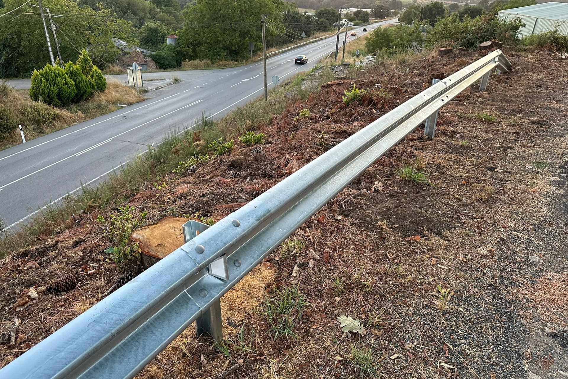 O Concello de Silleda continúa a mellorar a seguridade viaria nas pistas do rural coa instalación de tramos de quitamedos