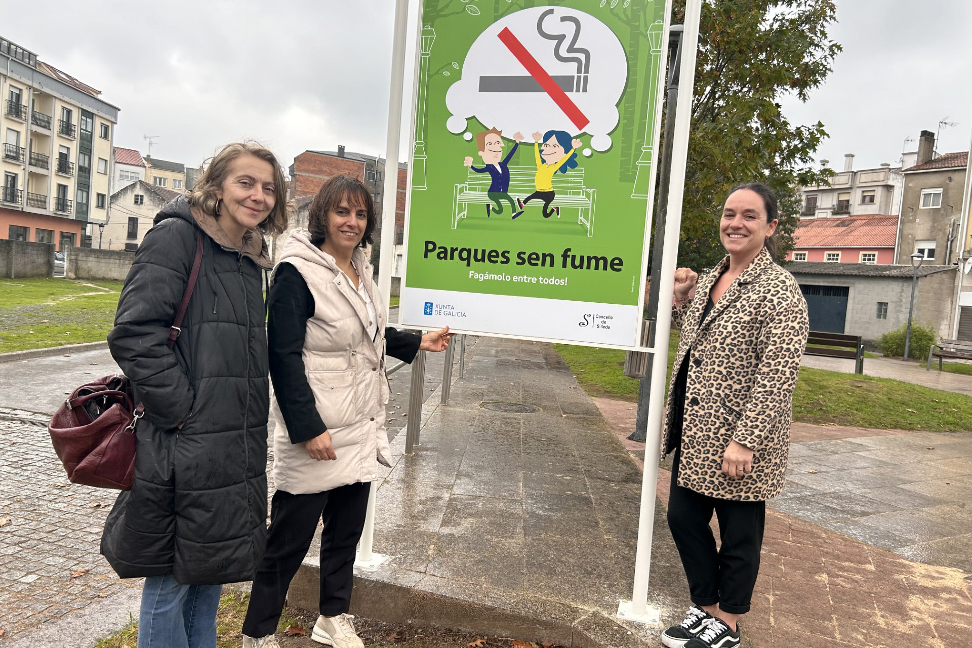 Instalación dos carteis dos Parques sen fume