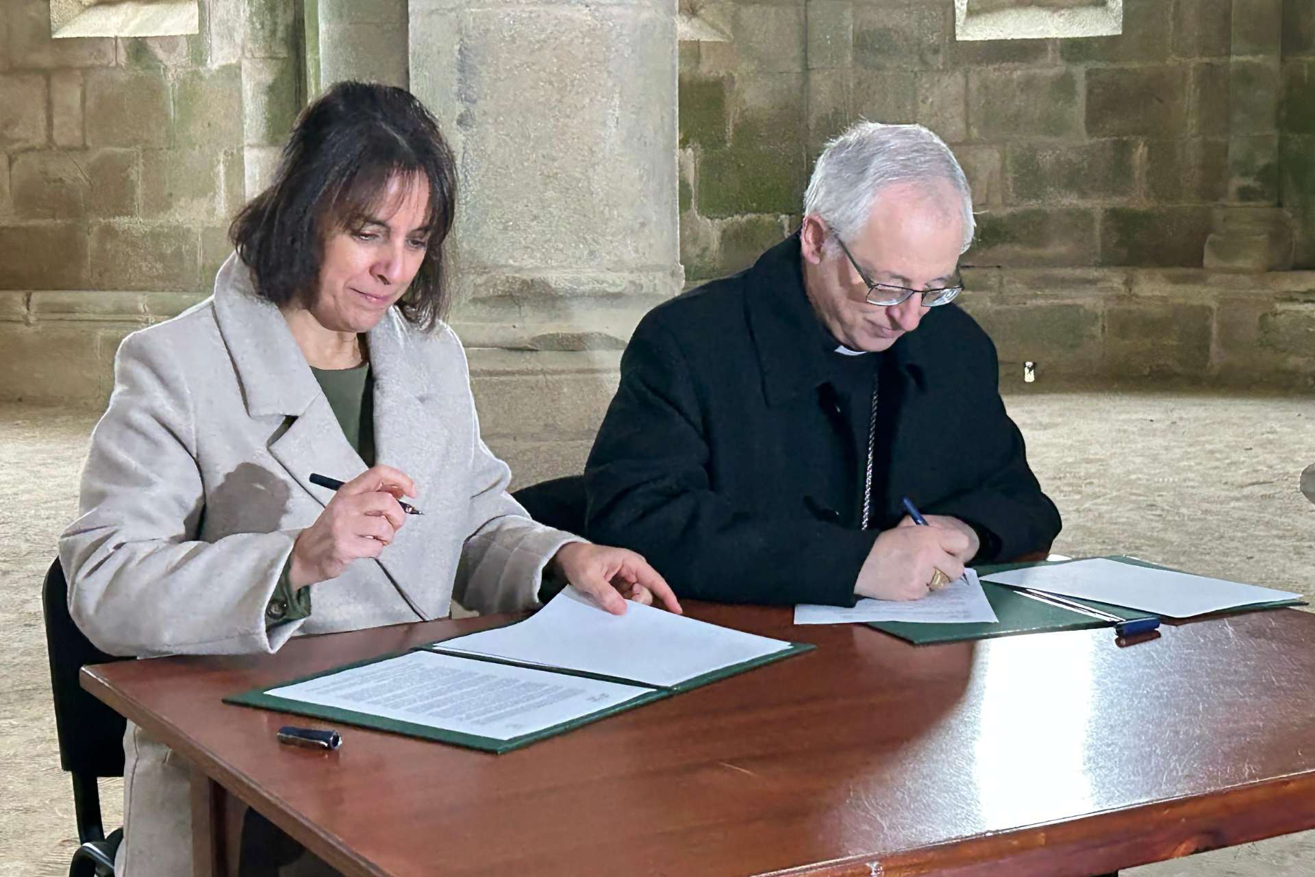 O Concello de Silleda e a Diocese de Lugo asinan un convenio para a cesión de uso da igrexa do Mosteiro de Carboeiro