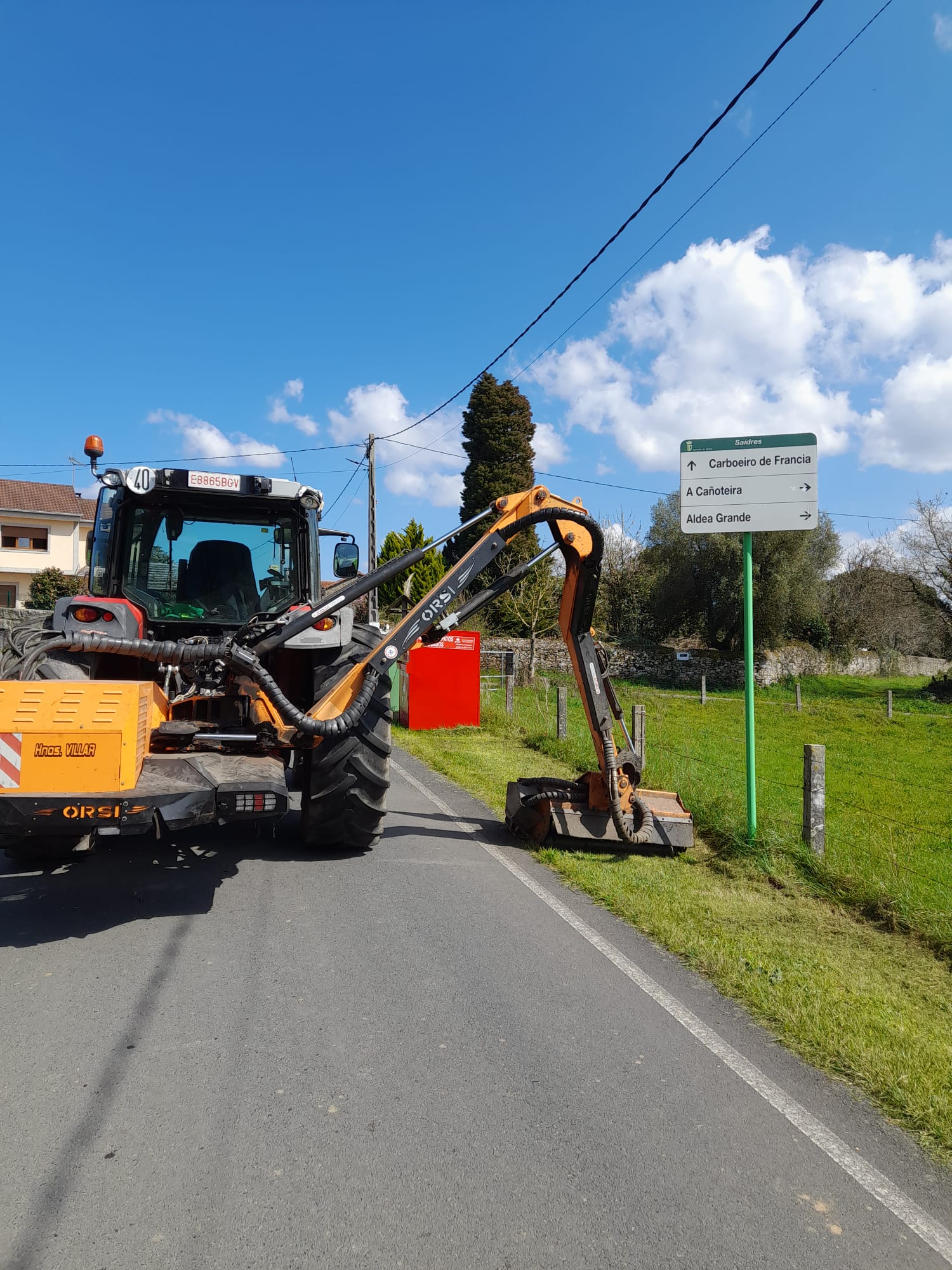 O Concello de Silleda remata unha semana antes do previsto os traballos de desbroce de verán en vías asfaltadas