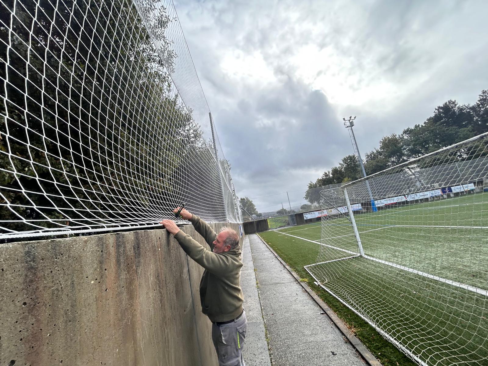 O Concello de Silleda instala novo equipamento deportivo en espazos públicos e renova as redes do campo da Gandareira