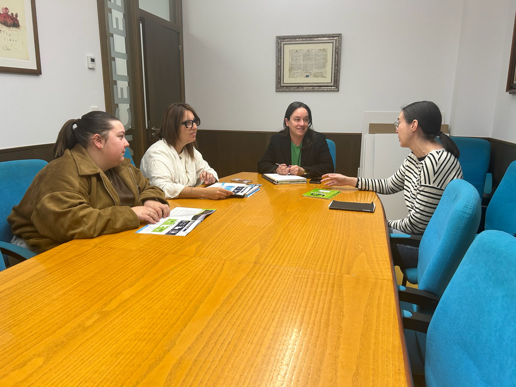Silleda colabora con Arela na difusión do programa Convive COMigo para buscar familias acolledoras de adolescentes