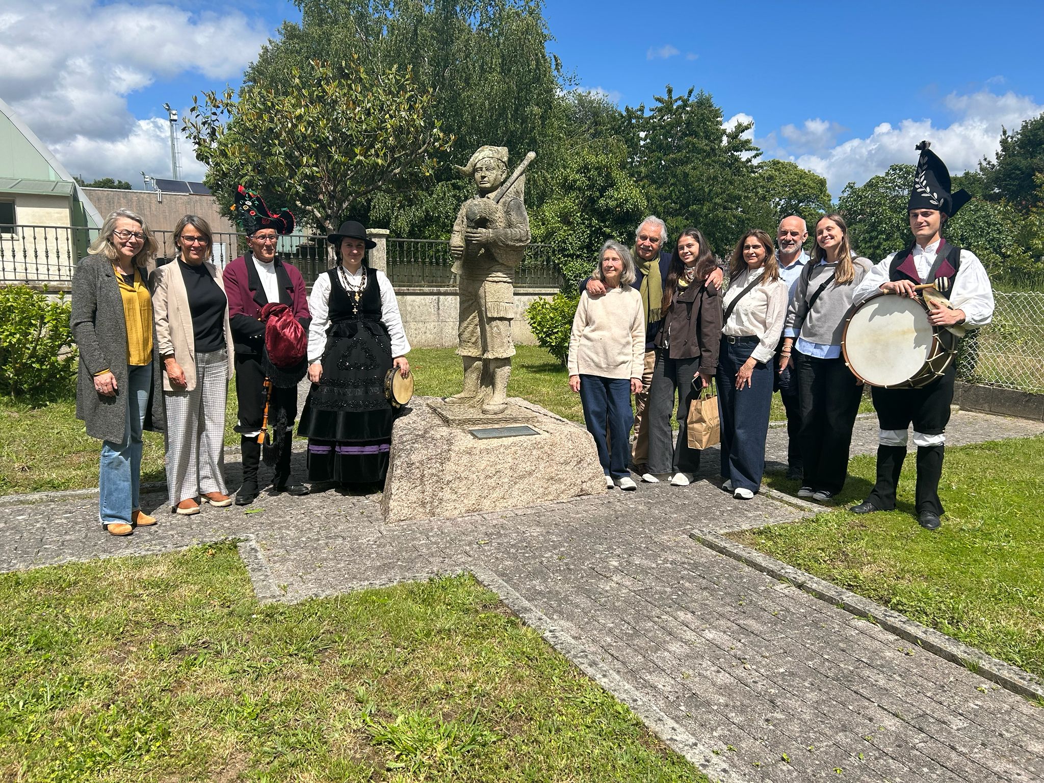 A familia arxentina de Manuel Dopazo visita Silleda para reencontrarse coas raíces do histórico gaiteiro