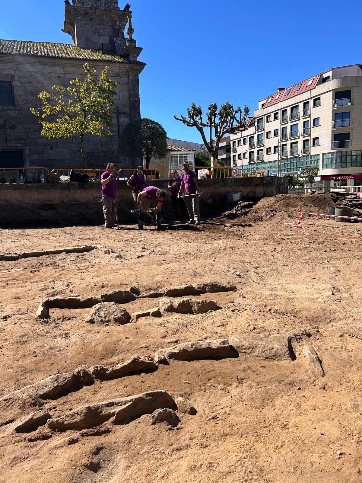 As escavacións na Praza da Igrexa sacan á luz unha necróploe inédita  posiblemente de cronoloxía medieval